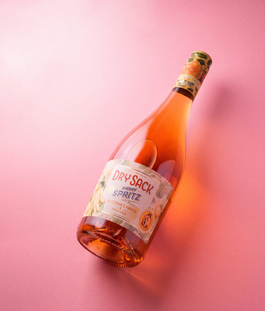Botella de Dry Sack Spritz sobre fondo rosa