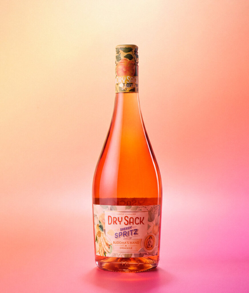 Botella de Dry Sack Spritz sobre fondo rosa y naranja
