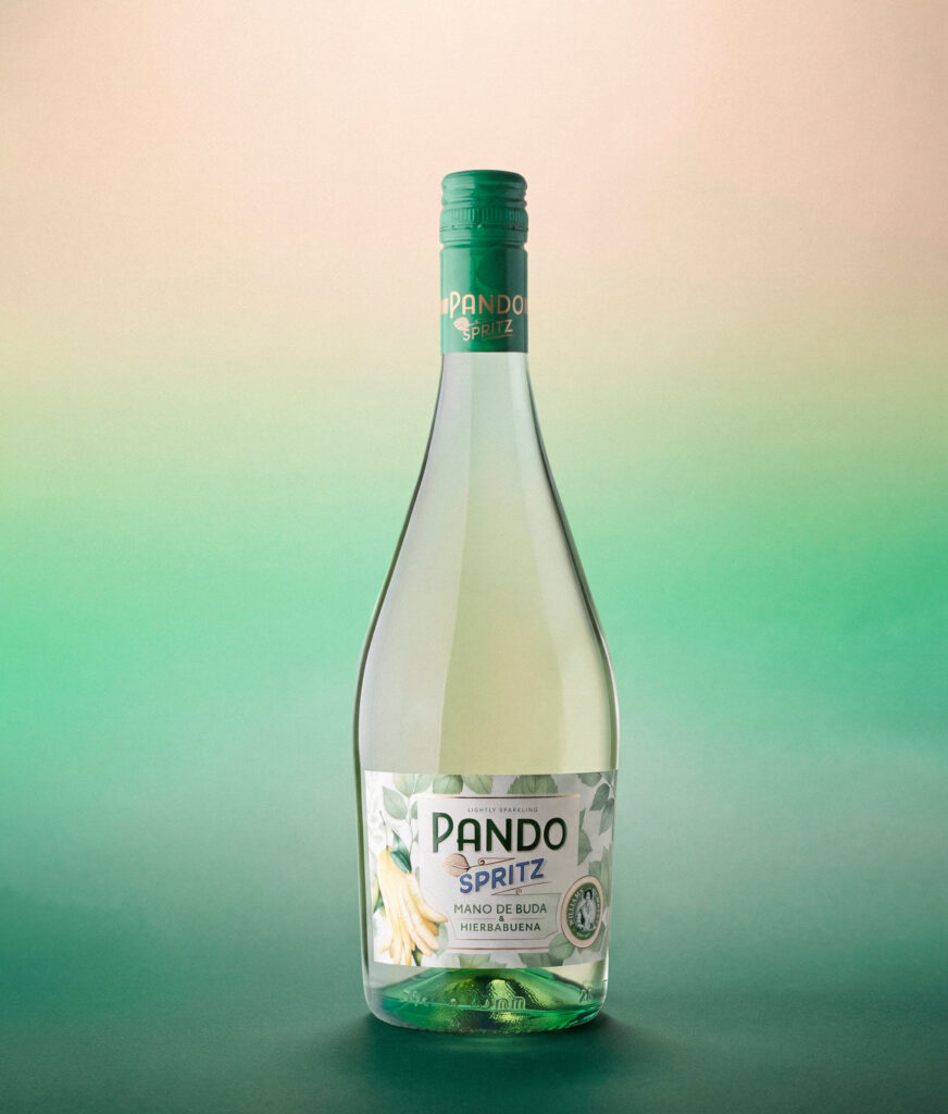 Botella de Pando Spritz sobre fondo verde